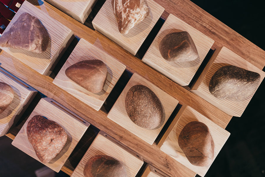 Pamatakmeņi svinīgi pasniegti īpašniekiem