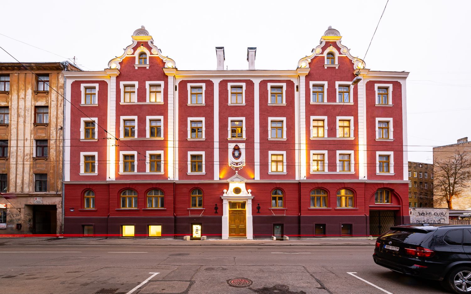 Vēsturisko ēku Rīgā nokrāso patriotiskās krāsās