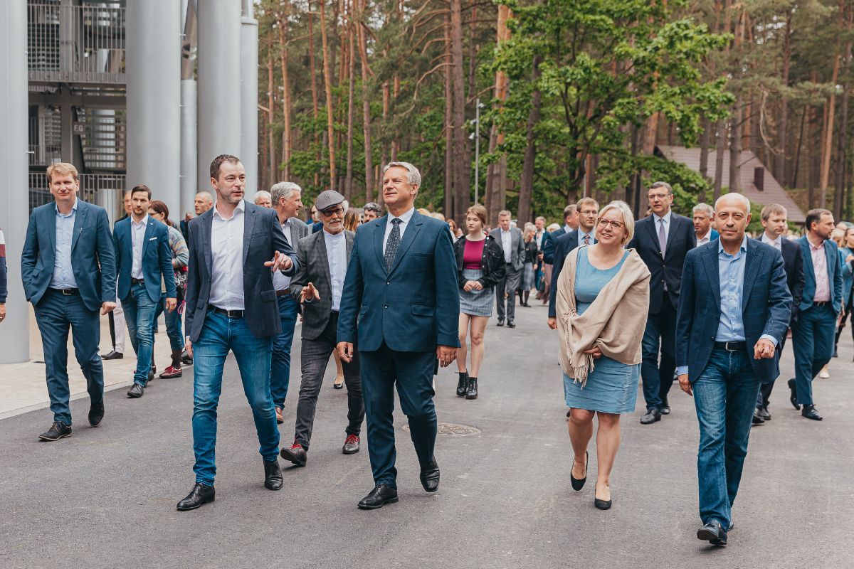 Mežaparka Lielajā estrādē izbūvēta arhitektu iecerētā “Sidraba birzs”