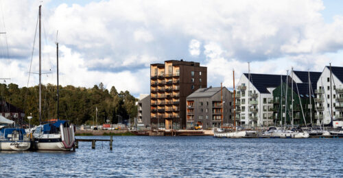 Koka daudzdzīvokļu ēka ar piestātni Zviedrijā