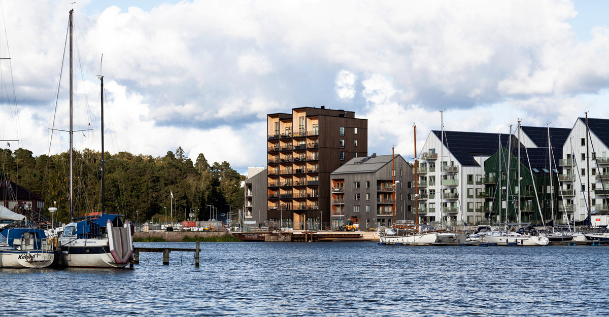 Koka daudzdzīvokļu ēka ar piestātni Zviedrijā