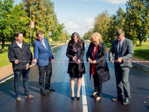 Atklāts pārbūvētais reģionālā autoceļa posms no Tērvetes līdz Lietuvas robežai