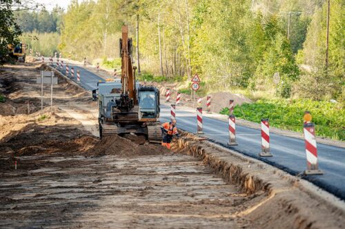 Valsts autoceļu tīklā turpinās būvdarbi 51 ceļu posmā