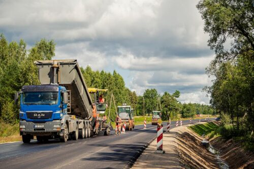 Turpinās autoceļu posmu pārbūves darbi Rīgas reģionā