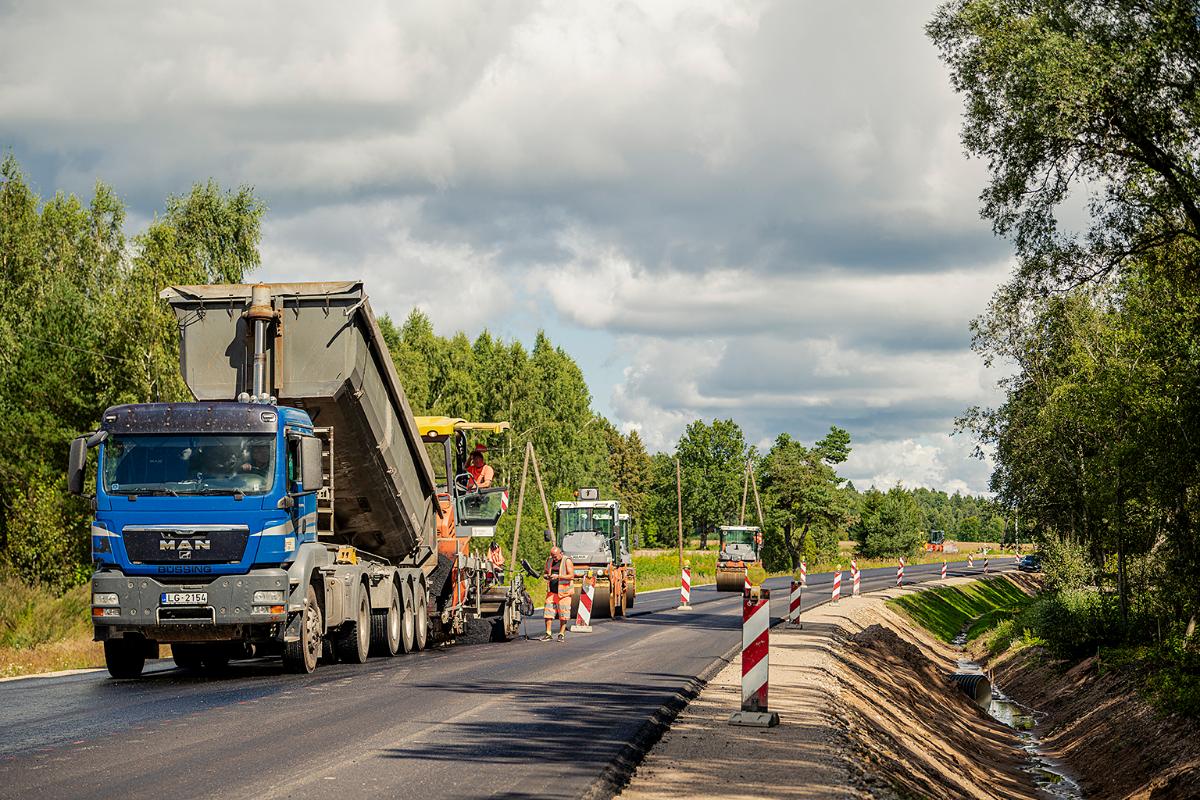 Turpinās autoceļu posmu pārbūves darbi Rīgas reģionā