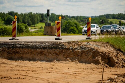 Būvdarbi turpinās 60 valsts ceļu posmos, daudzviet ir satiksmes ierobežojumi