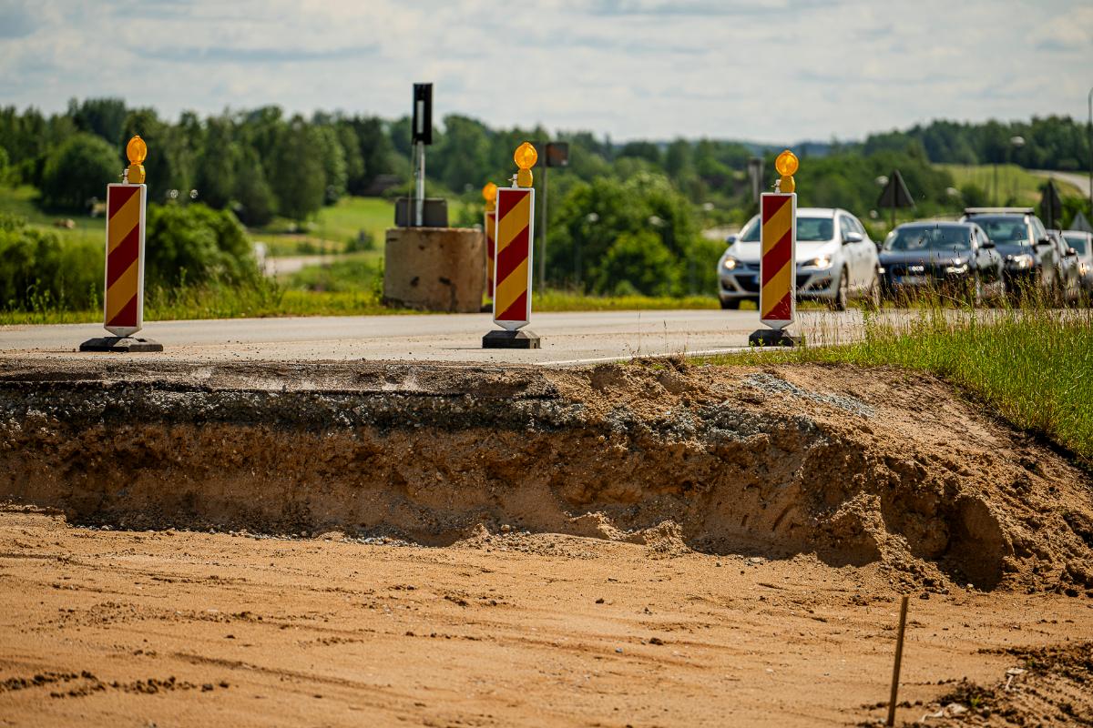 Būvdarbi turpinās 60 valsts ceļu posmos, daudzviet ir satiksmes ierobežojumi