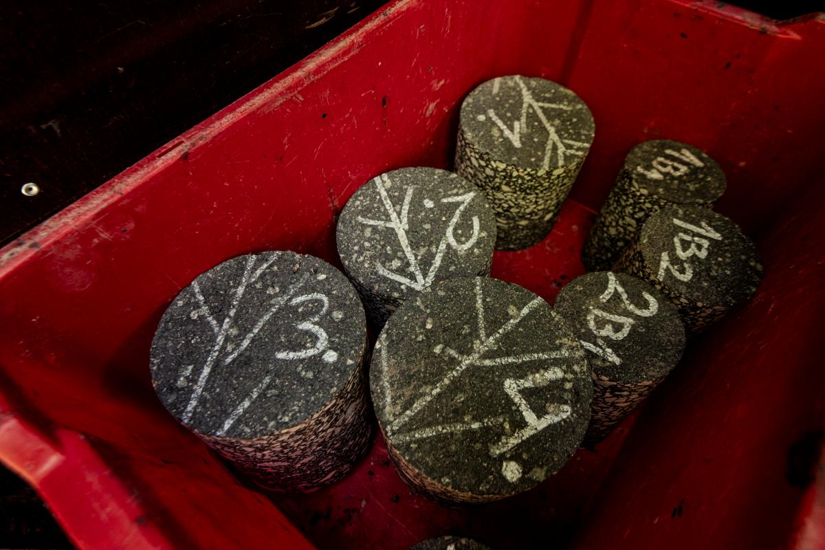 Uz autoceļa Ogre-Viskāļi-Koknese noņem asfaltbetona paraugus kvalitātes pārbaudēm