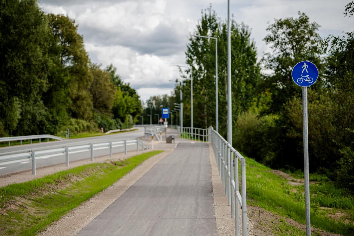 Atklāts gājēju un velosipēdistu infrastruktūras posms Jelgavas novadā pie Viesturciema