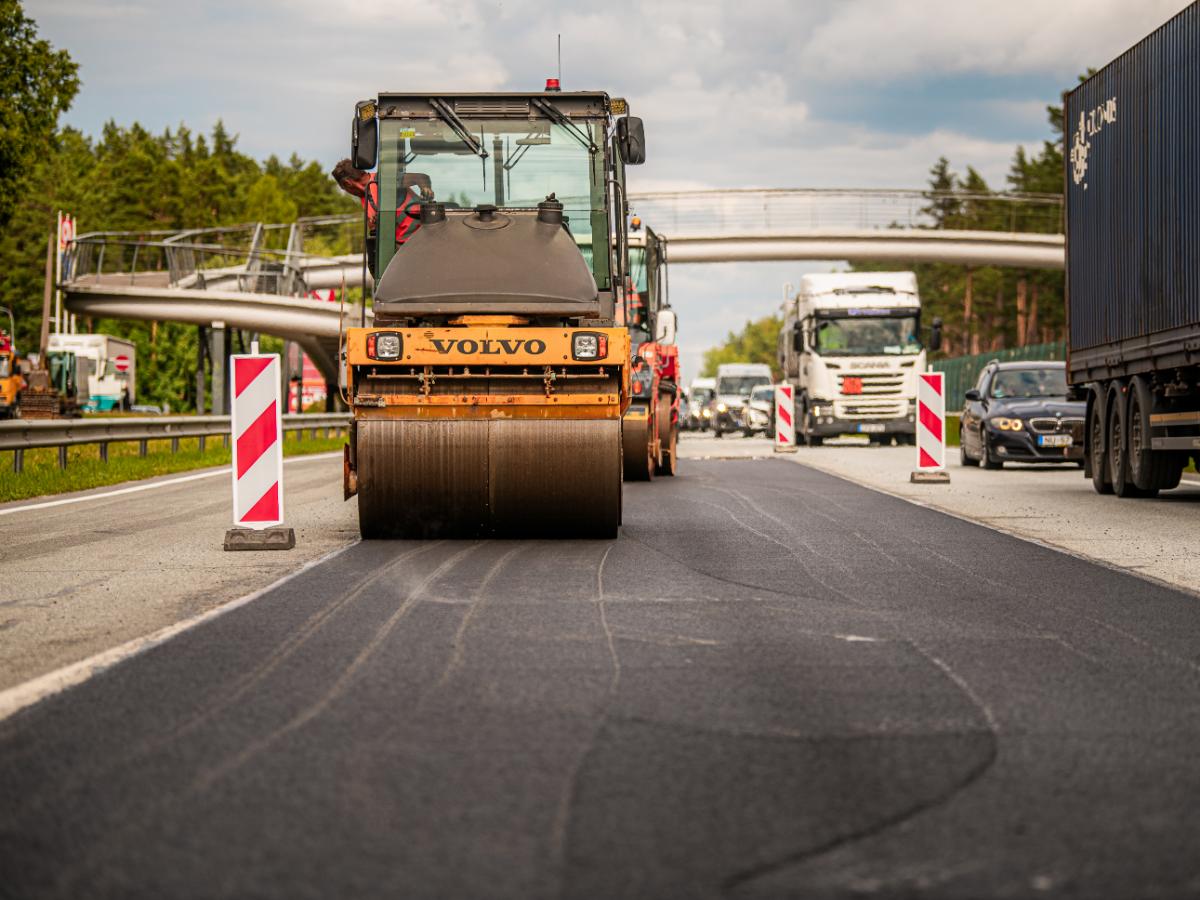 Pētniecības nolūkos uz Vidzemes šosejas ieklāta eksperimentāla seguma virskārta