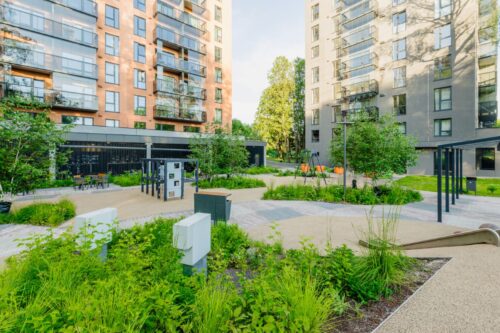 Mūsdienīgs un drošs daudzdzīvokļu mājas pagalms – greznība vai nepieciešamība?