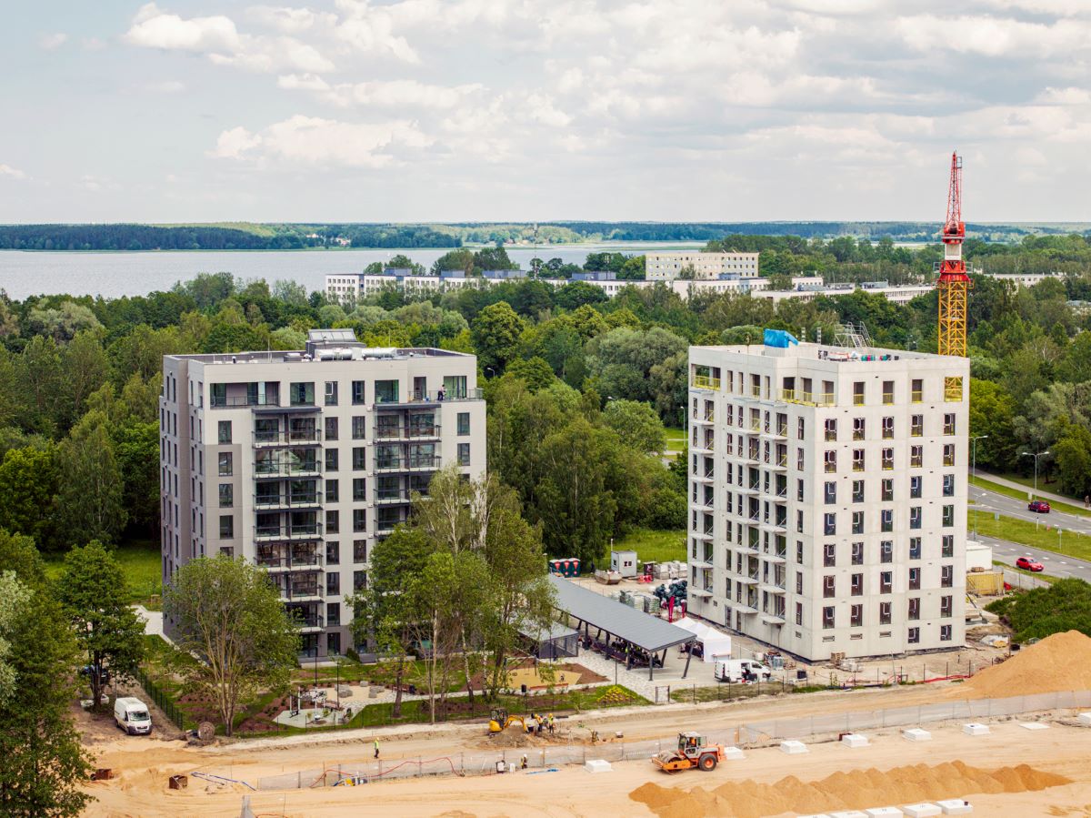 Nosvinēti spāru svētki otrajai “Moho Garden” deviņstāvu ēkai