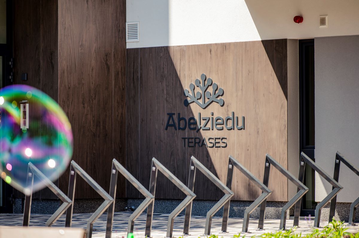 Ieskandina vasaru jaunākajā Teikas mājokļu projektā “Ābeļziedu terases”