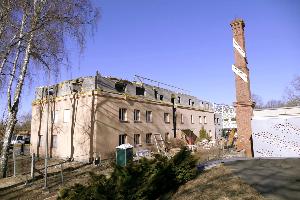 Valmieras Valsts ģimnāzijai būvē trešo stāvu un jaunu sporta zāli