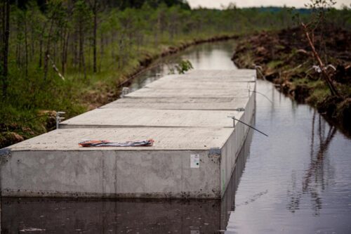 Sākta peldošo balstu uzstādīšana Latvijas un Krievijas robežas purvainajā posmā