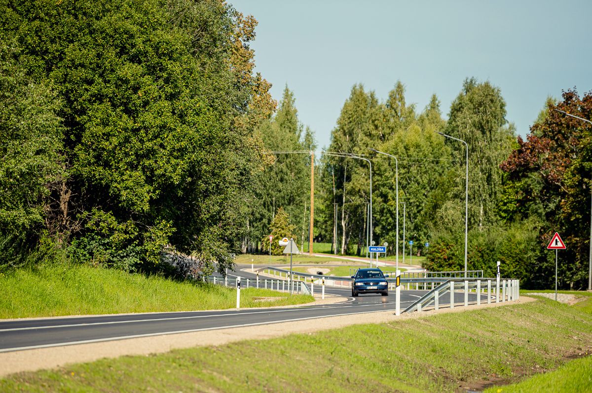 Kuldīgā pārbūvēts reģionālā autoceļa posms