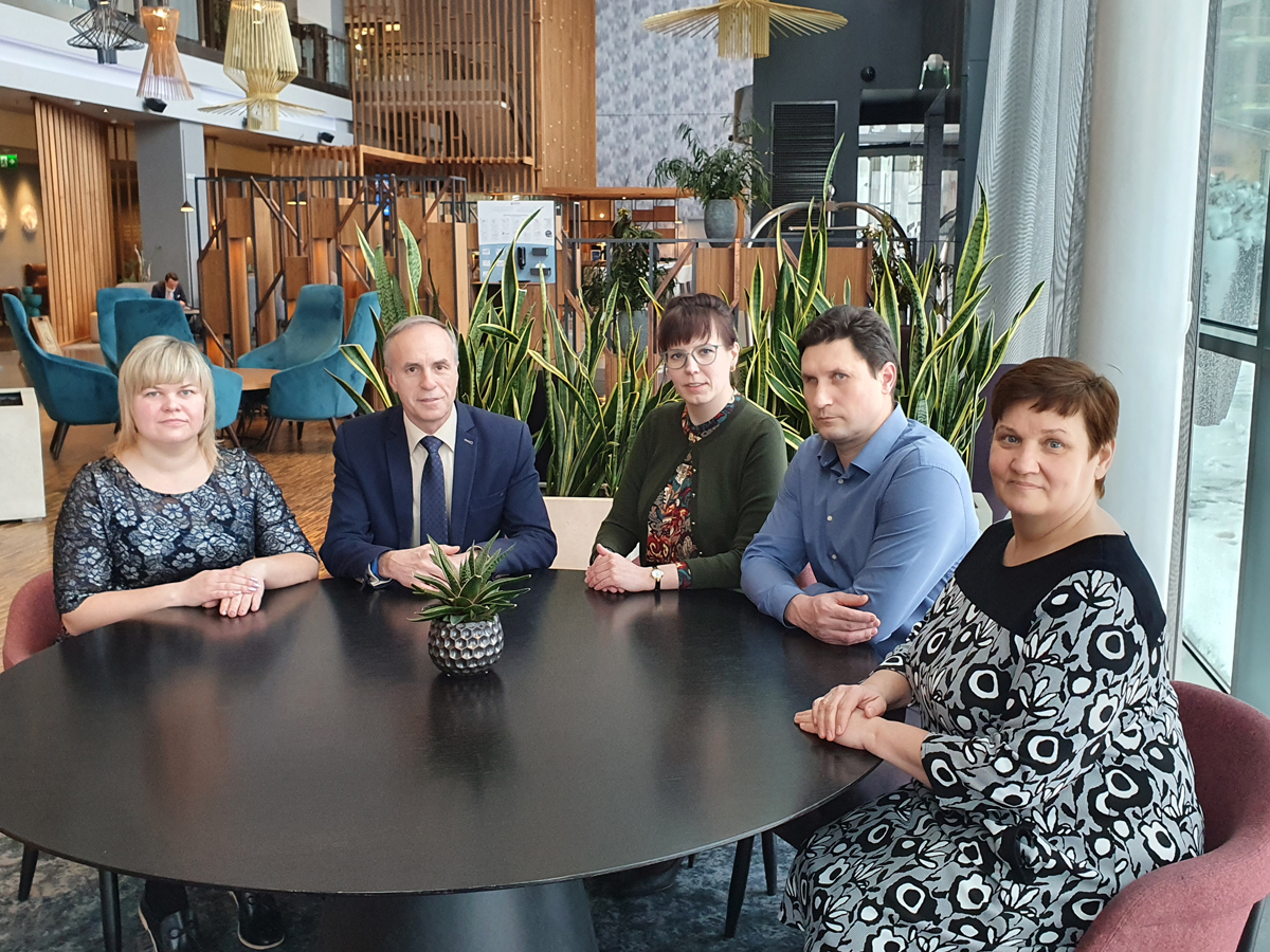 Iepazīstina ar zaļās darba kultūras mācību materiāliem