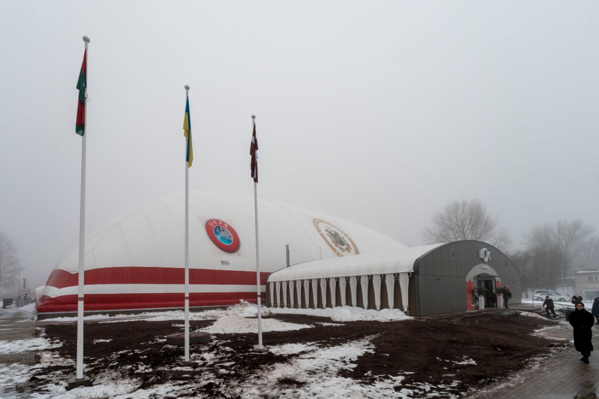 Svinīgi atklāta Liepājas jaunā futbola halle