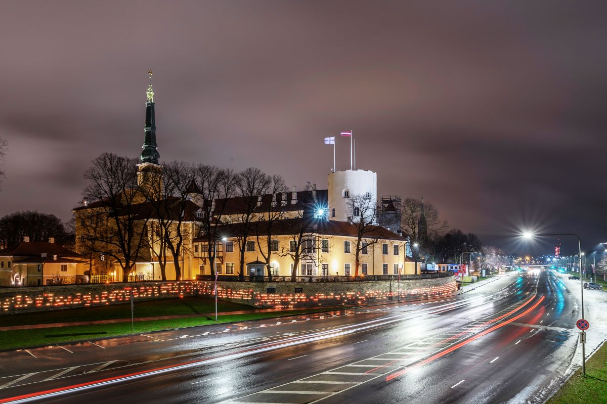 Atbalstot Lāčplēša dienas tradīciju, aicina iedegt svecītes pie Rīgas pils mūra