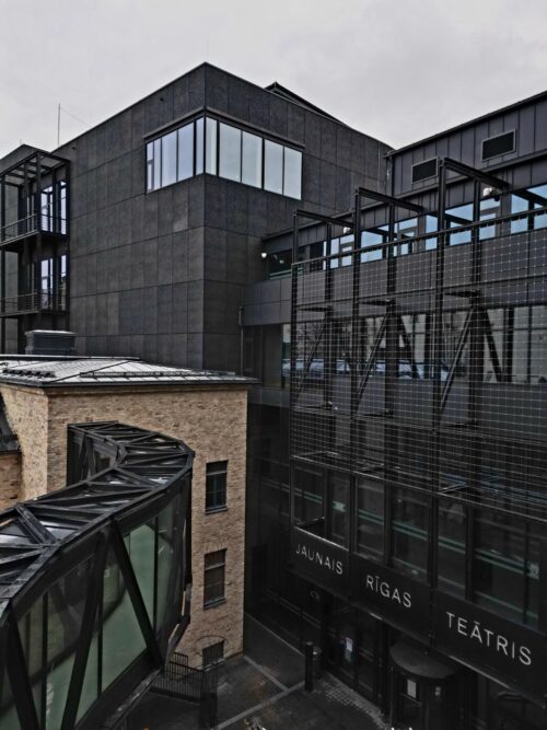 Jaunā Rīgas teātra ēku kompleksa atslēgas svinīgi nodotas teātrim