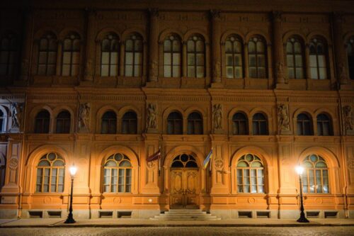 Pie Rīgas Biržas nama uzstādītas sešas senatnīgas čuguna laternas