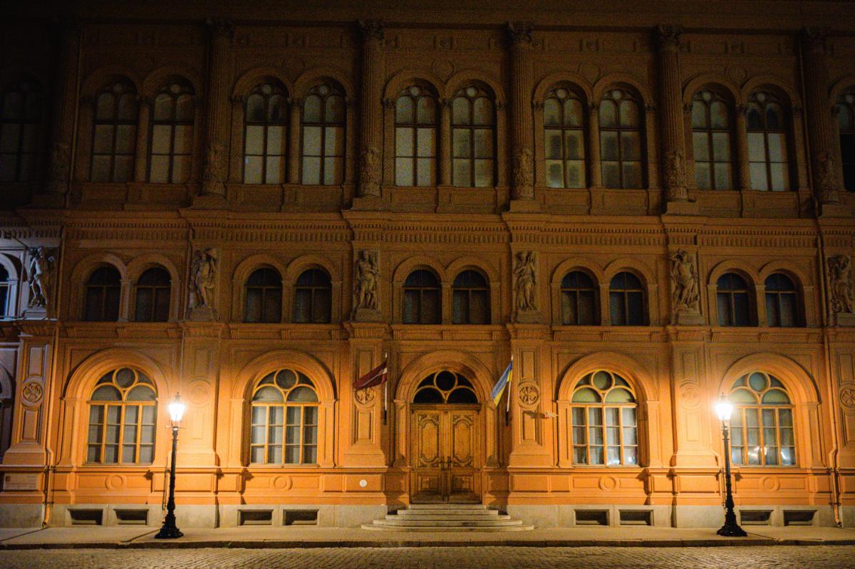 Pie Rīgas Biržas nama uzstādītas sešas senatnīgas čuguna laternas