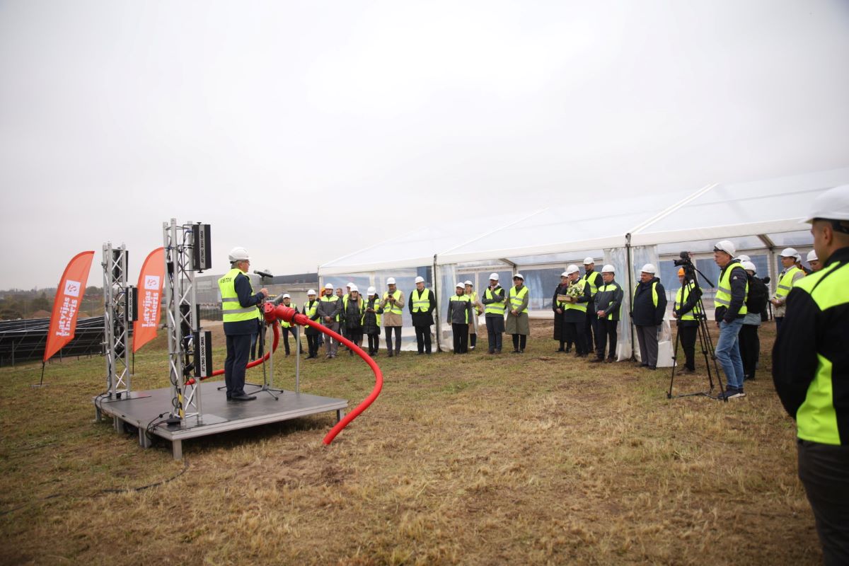 AS “Latvijas Finieris” iepazīstina ar jauno saules paneļu parku Rēzeknes novadā