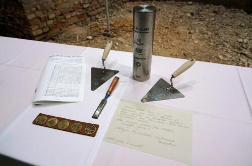 Iemūrēta laika kapsula Lielās ģildes zāles skatuves pamatos