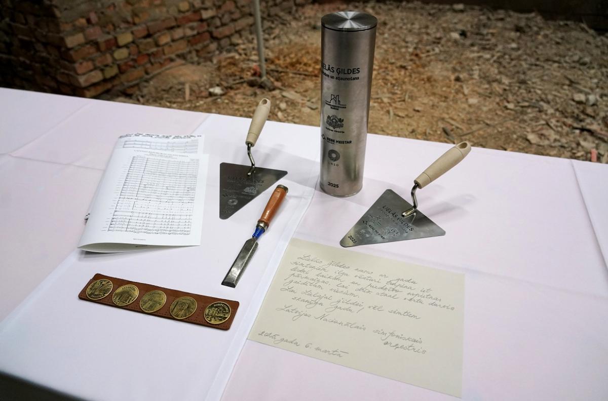 Iemūrēta laika kapsula Lielās ģildes zāles skatuves pamatos