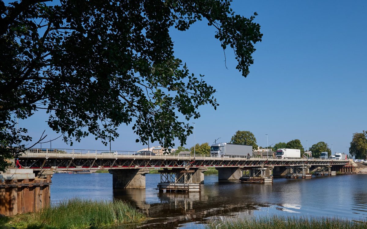 Smagsvara transportam uz Salacas pagaidu tilta obligāti jāievēro 30 metru distance
