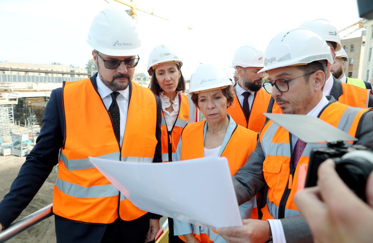 Francijas Eiropas un ārlietu ministre apmeklē “Rail Baltica” būvlaukumu Rīgā