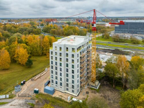 Atzīmēti spāru svētki jaunajai deviņstāvu ēkai Mežaparkā