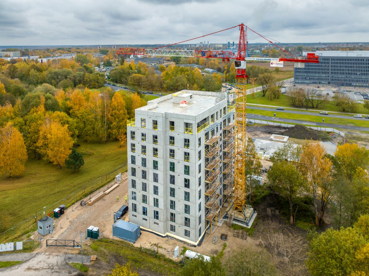 Atzīmēti spāru svētki jaunajai deviņstāvu ēkai Mežaparkā