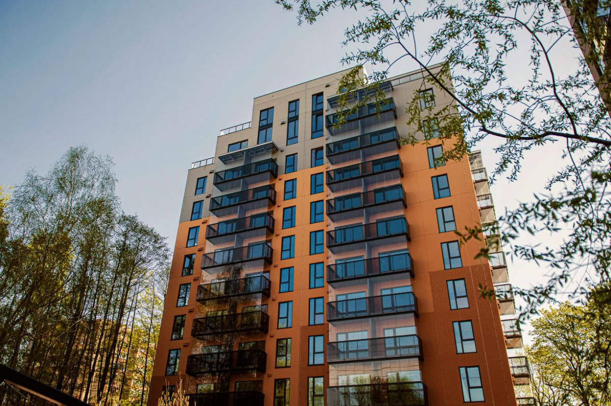 Ekspluatācijā nodoti 77 jauni dzīvokļi Rīgā, Mežaparkā