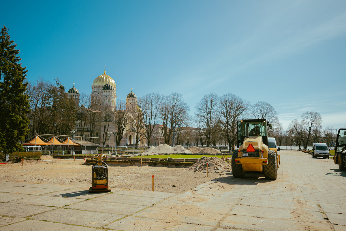 Atsākta Esplanādes novecojušo celiņu atjaunošana