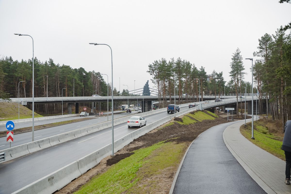 Sarkandaugavas pārvads atvērts satiksmei