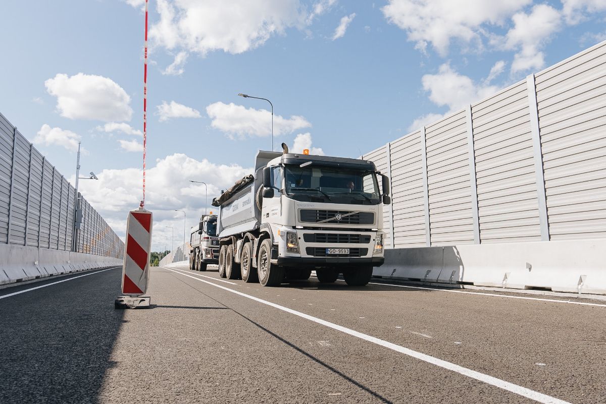 Veikti Austrumu maģistrāles satiksmes   pārvada slogošanas darbi