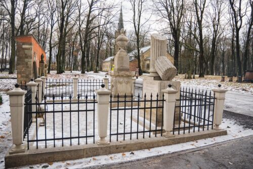 Restaurēti unikālie Vērmaņu dzimtas pieminekļi Lielajos kapos Rīgā