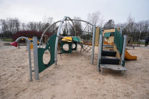Izbūvēts jauns rotaļu laukums un atjaunoti celiņi Uzvaras parkā Rīgā