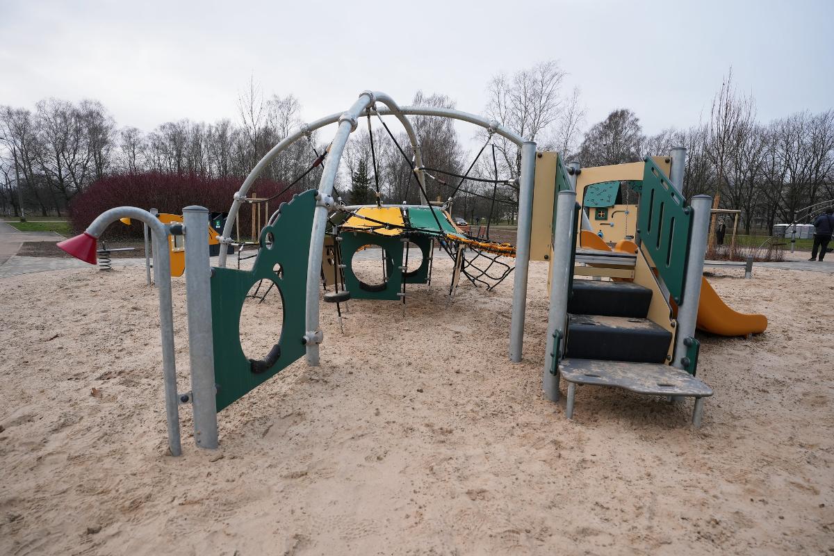 Izbūvēts jauns rotaļu laukums un atjaunoti celiņi Uzvaras parkā Rīgā