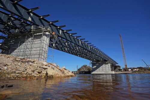 Noslēgusies centrālā laiduma konstrukcijas uzbīdīšana satiksmes pārvadam no Tvaika ielas uz Kundziņsalu