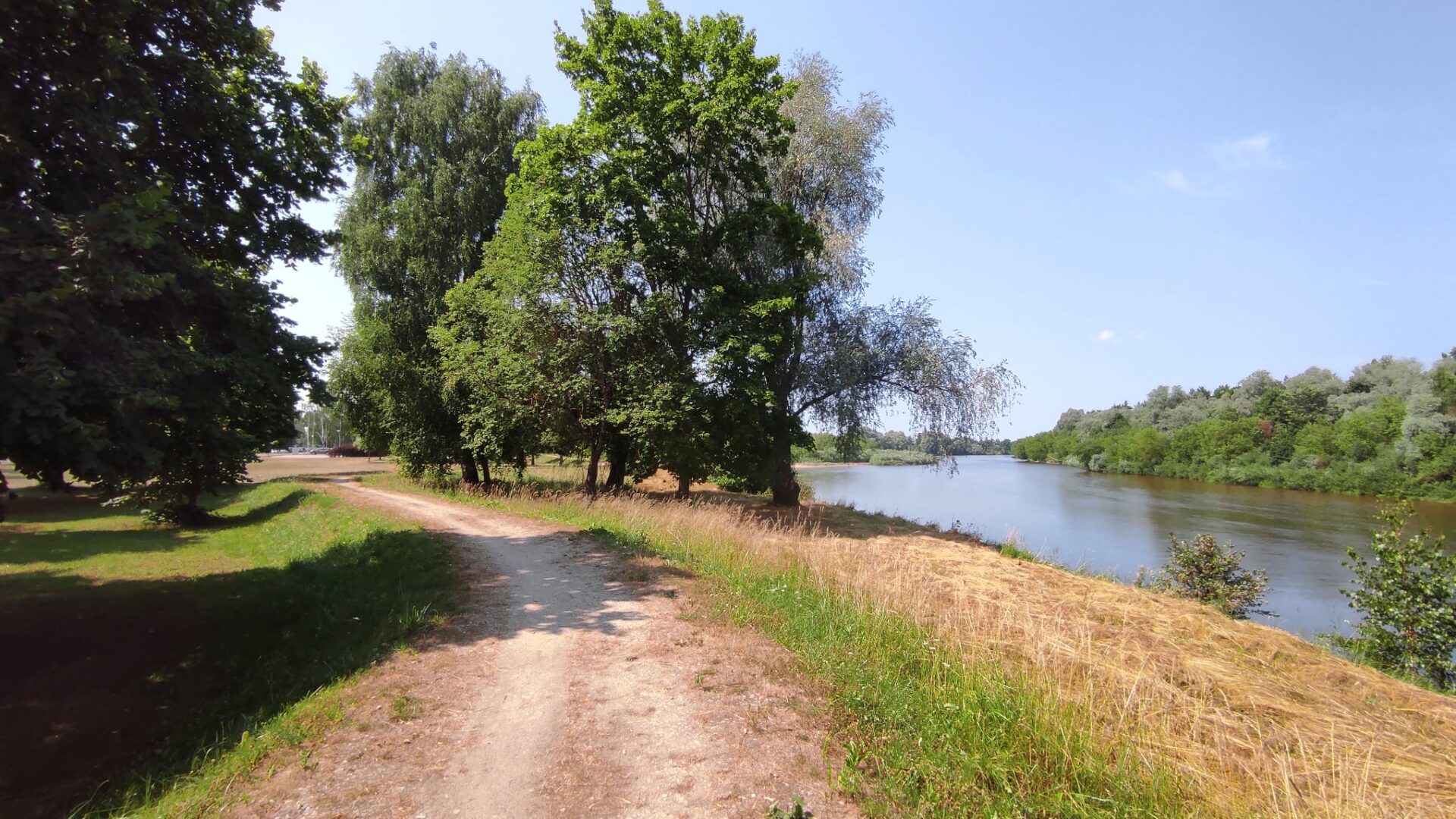 Atsākti aizsargdambja pārbūves darbi Ādažos