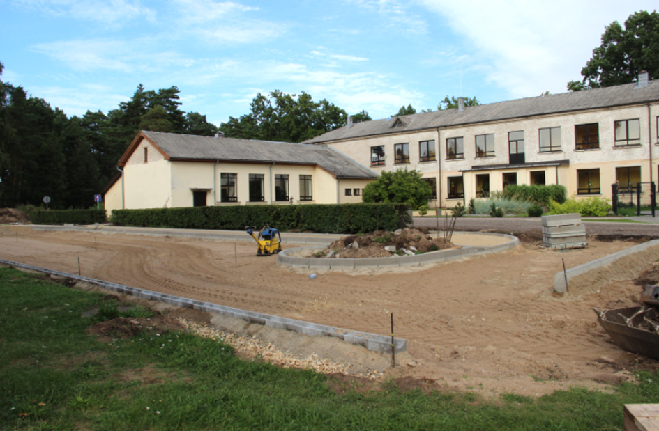 Pie Krišjāņa Valdemāra Ainažu pamatskolas izbūvē stāvlaukumu