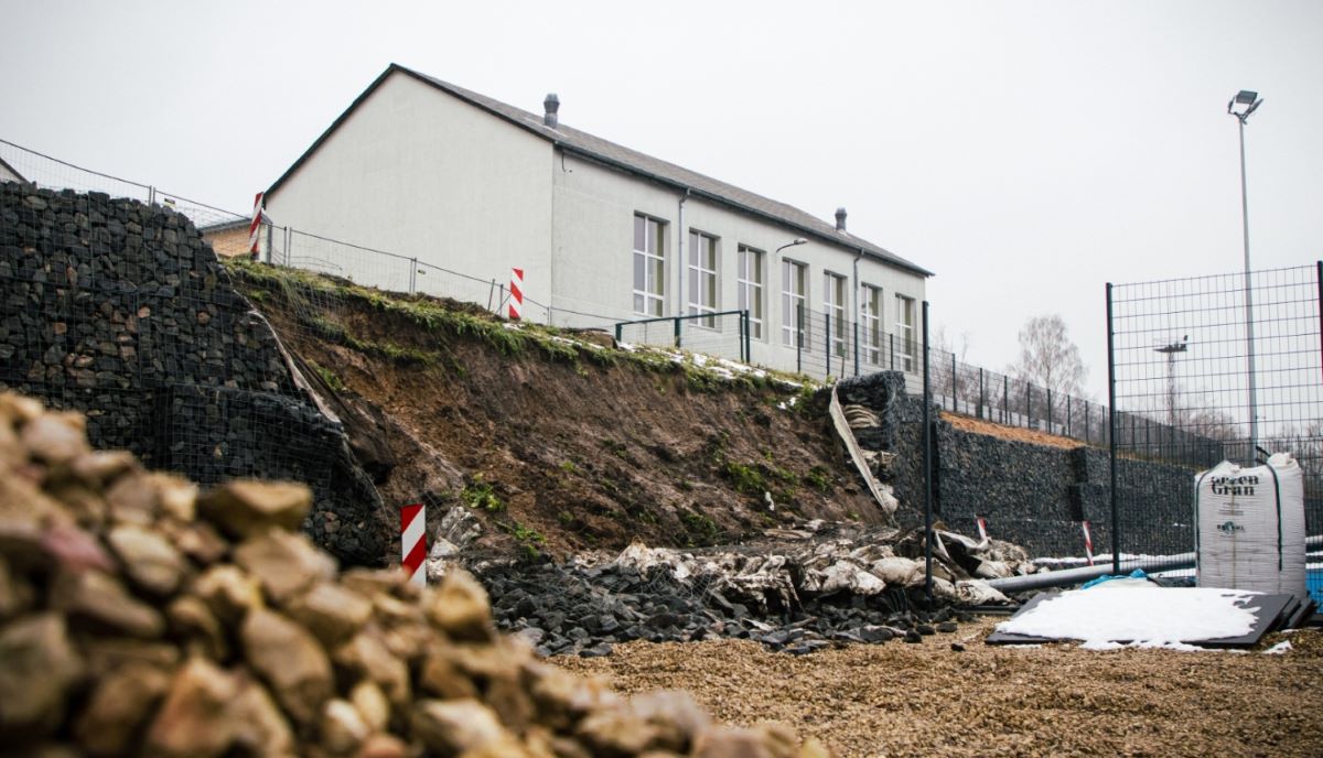 Aizkraukles stadionā nobrukusi daļa gabionu sienas