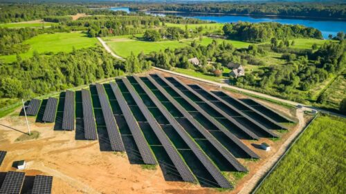 Darbu sāk jaudīgākā saules elektrostacija Aizkraukles novadā
