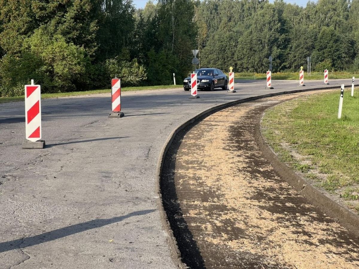 Jelgavā sāk Aizsargu ielas rotācijas apļa seguma atjaunošanu