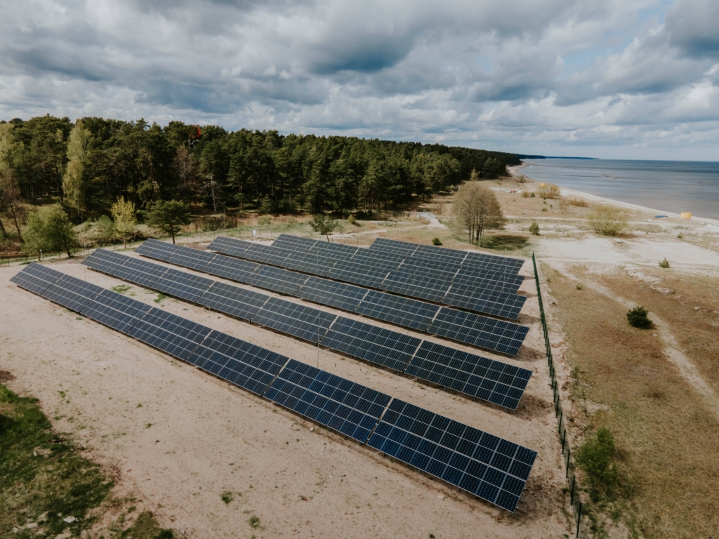 Izveidots saules paneļu parks Rīgas līča krastā