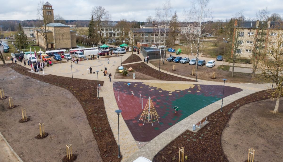 Aknīstes centrā izbūvēts plašs daudzfunkcionālais laukums