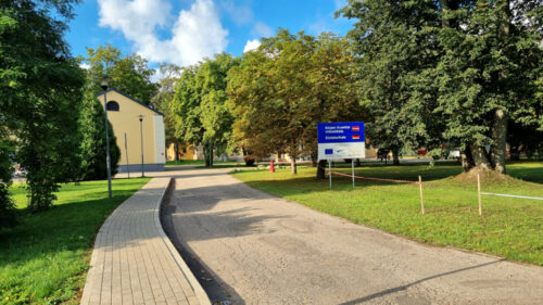 Labiekārtos Alojas Ausekļa vidusskolas teritoriju