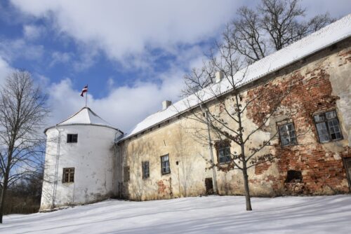 Atjaunots Alsungas pils Dienvidu korpusa jumts